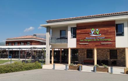 entrée EHPAD floutée