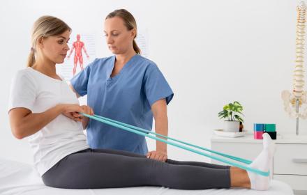 Femme pratiquant des exercices de rééducation